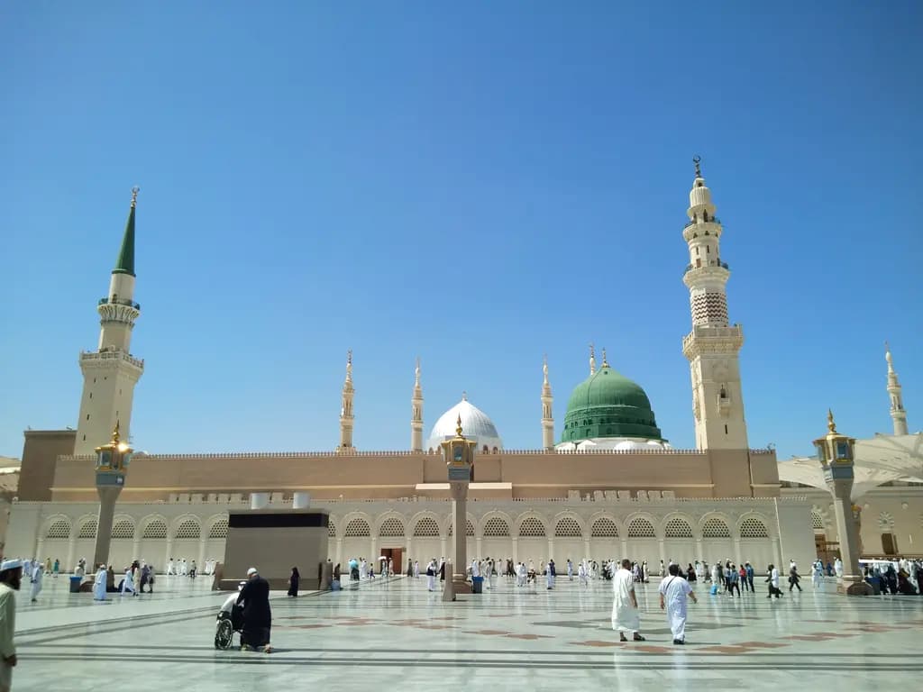 Masjid Nabawi di Madinah dengan kubah hijau dan menaranya